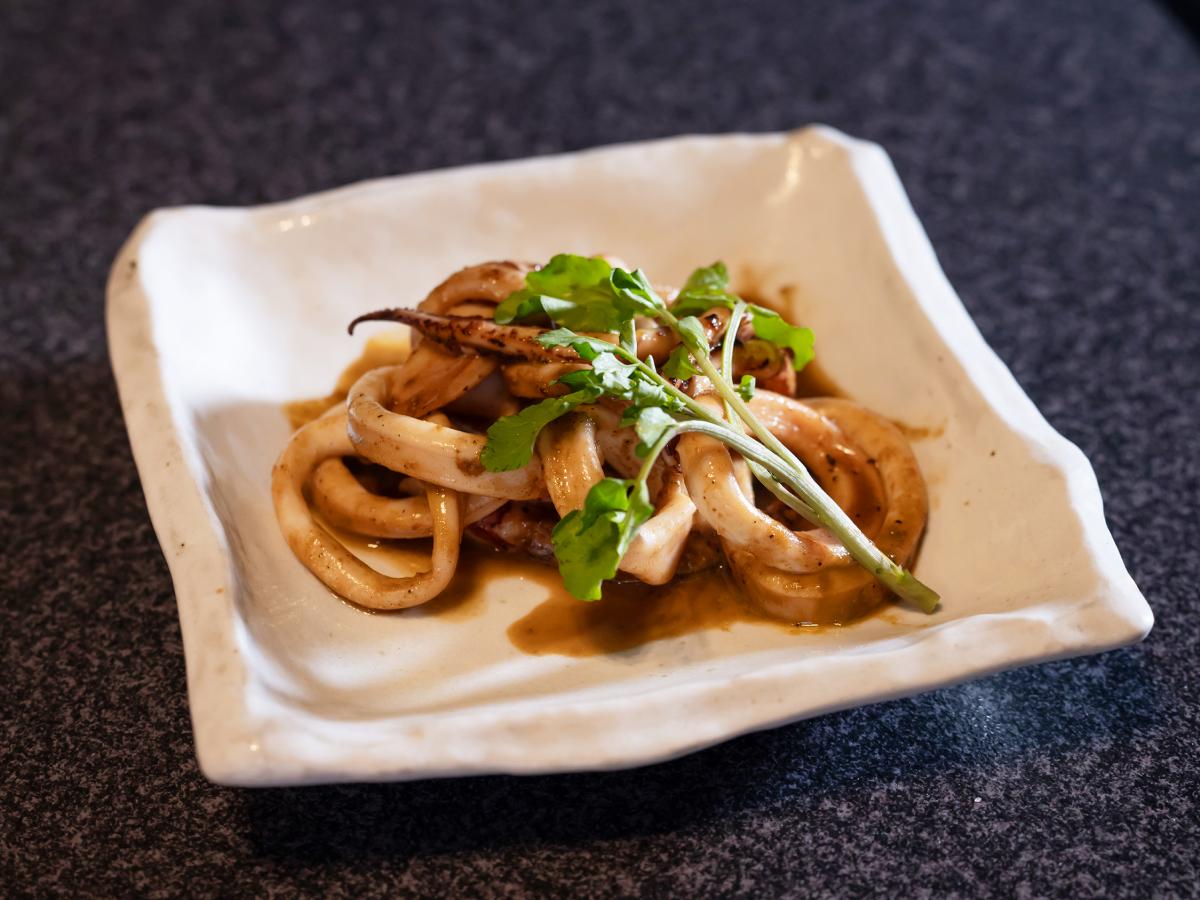 自慢の鉄板で焼き上げる一皿